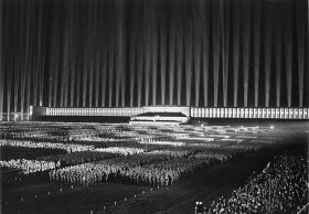 Zaprojektowana przez Alberta Speera 'katedra światła' - sto trzydzieści reflektorów przeciwlotniczych, skierowanych w niebo. Zeppelintribune, 1937 r.