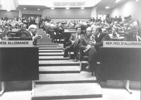 Erich Honecker (NRD) i Helmut Schmidt (RFN) na konferencji w Helsinkach, 1975 r.