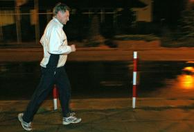 Prof. Leszek Balcerowicz biega od lat. Na zdjęciu: podczas porannego treningu.