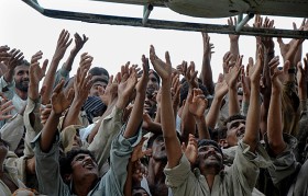 Eksperci międzynarodowi przestrzegają, że pomoc nie dotrze do wszystkich potrzebujących. Na zdjęciu helikopter pakistańskiej armii z pomocą. Kot Addu, centralny Pakistan, 7 sierpnia 2010 r.