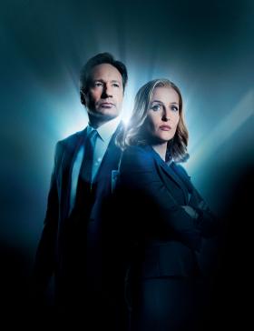 W 10. sezonie serialu zmienią się realia, zniknie zabawna moda lat 90., a wraz z nią okropne fryzury i bezkształtne garsonki Scully, ale agenci niezmiennie będą stawiać czoła zjawiskom paranormalnym i piętrowym teoriom spiskowym.