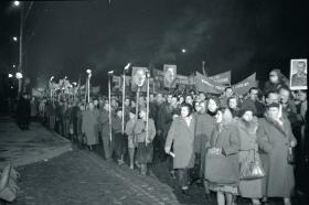 Pochód zorganizowany w dniu żałoby narodowej po śmierci Stalina. Warszawa, 9 marca 1953 r.