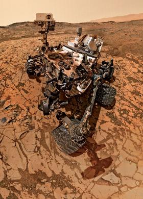 Łazik Curiosity na Marsie w miejscu, w którym znalazł związki organiczne.