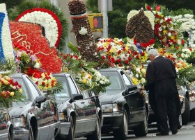 Na  pogrzebie Johna Gottiego w 2002 r. pojawiło się niewielu podwładnych i bossów z innych rodzin, natomiast pełno było ekip telewizyjnych – znak nowych czasów.