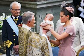 Trzy pokolenia władców Szwecji – król Karol XVI Gustaw, następczyni tronu Wiktoria i wnuczka Estelle.