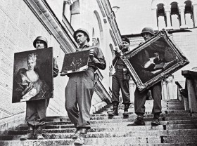 Żołnierze amerykańscy z odzyskanymi z rąk niemieckich dziełami, Fussen, 22 maja 1945 r.