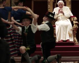 Na 85. urodziny Benedykta XVI dla papieża zatańczyli chłopcy ubrani w tradycyjne, bawarskie stroje.