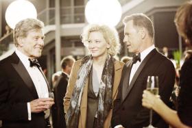 Robert Redford w 2015 r. kręcił z Cate Blanchett „Prawdę” o znanym dziennikarzu telewizji NBC Danie Ratherze i jego producentce, którzy zostali usunięci z pracy, bo w 2004 r. opisali wątpliwą karierę wojskową prezydenta George’a W. Busha.