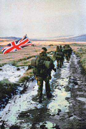 Brytyjscy komandosi w drodze do Portu Stanley na Falklandach, 1982 r.