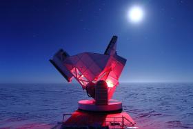 SPT, czyli Teleskop Bieguna Południowego. Działa od 2007 r. w stacji Amundsena Scotta na biegunie południowym. 10 metrowe zwierciadło. 280 ton. Wysokość -  prawie 23 m. Zadanie - obserwacja najdalszych gromad galaktyk i śladów istnienia ciemnej energii.