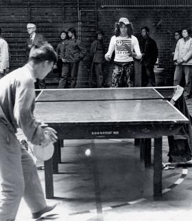 Amerykański pingpongista Glenn Cowan (w głębi) podczas treningu w Pekinie, kwiecień 1971 r.