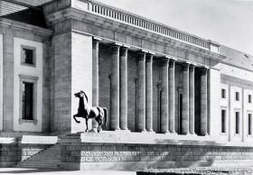 Konie stały przed zbudowanym w 1938 r. gmachem Nowej Kancelarii Rzeszy.