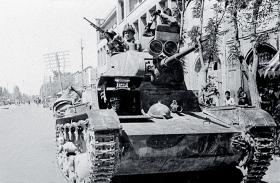 Czołg sowiecki w irańskim Tebrizie, 1941 r.