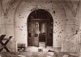 Lwów, koniec 1918 roku. Zniszczenia w budynku Dyrekcji Kolei Państwowych po walkach polsko-ukraińskich.