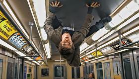 Andrew Garfield jako licealista Peter Parker, który posiadł nadludzkie zdolności