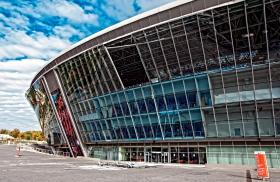 Doniecka Donbas Arena częściowo zniszczona przez działania wojenne. Lotnisko w Doniecku zdewastowane przez wielomiesięczne walki, ciągle nie działa.