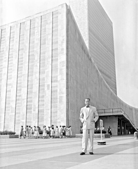 Dag Hammarskjold na tle siedziby Narodów Zjednoczonych w Nowym Jorku.