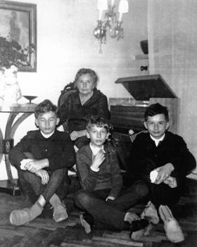 Jarosław (z lewej) i Lech (z prawej) Kaczyńscy z babcią Stefanią i kuzynem Janem (w środku). Rok 1963