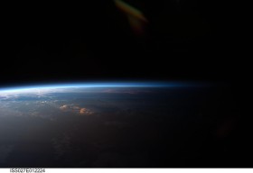 Zachód słońca nad zachodnią częścia Ameryki Południowej widziany z pokładu ISS (Międzynarodowej Stacji Kosmicznej). Astronauci przebywający na ISS mają okazję widzieć (średnio) aż 16 zachodów i 16 wschodów w ciągu 24-godzinnego okresu orbitalnego.