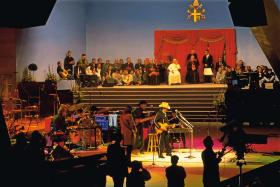 Słynne spotkanie z Janem Pawłem II. Bob wystąpił przed papieżem w 1997 r. na Kongresie Eucharystycznym w Bolonii, gdzie zaśpiewał między innymi „Blowin’ In the Wind”.