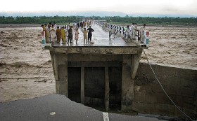 Tyle zostało z mostu zmytego przez powódź w okręgu Bannu w północno-zachodnim Pakistanie, 8 sierpnia 2010 r.
