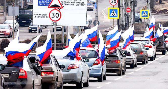 Radość na ulicach Doniecka z uznania przez Rosję niepodległości separatystycznych republik. 22 lutego 2022 r.