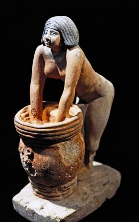 Egipska rzeźba przedstawiająca warzenie piwa, ok2465-2323 r.p.n.e.