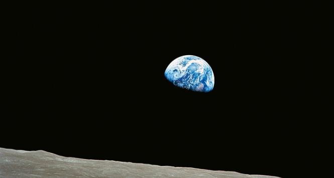 Zdjęcie Ziemi wyłaniającej się znad tarczy Księżyca. Wykonane przez Williama Andersa ze statku Apollo 8.