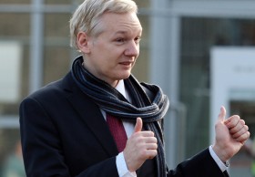 A teraz coś kryminalnego: Interpol wystawił list gończy oznaczony najwyższą kategorią, który oznacza poszukiwania Juliana Assangea, szefa Wikileaks, w celu aresztowania i ekstradycji w związku z oskarżeniem o wymuszenie seksualne i gwałt.