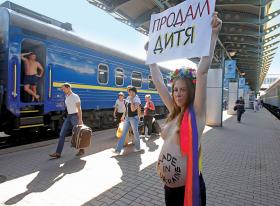 Aktywistka Femenu ogłasza „Sprzedam dziecko”. W tej prowokacji wykorzystuje własną ciążę, by sprzeciwić się legalności zastępczego macierzyństwa na Ukrainie.