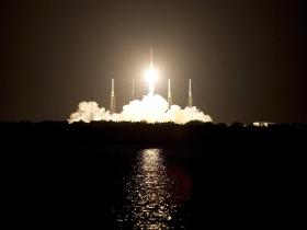 Start rakiety Falcon-9 z kapsułą Dragon. Pierwsza towarowa - komercyjna - misja (CRS-1) na stację ISS. Dowiezie astronautom żywność, ubrania i sprzęt naukowy. Korporacja SpaceX przeprowadzi 12 takich misji. Kolejnych osiem - firma Orbital Science Corp.
