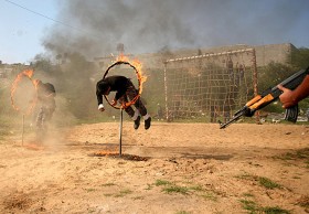 Organizacja ta dba również o podtrzymanie bardziej bojowego wizerunku.  Na zdjęciu ze stycznia 2010 r. ceremonia ukończenia szkolenia członków służb bezpieczeństwa Hamasu.