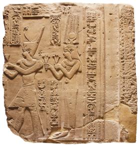 Egipska płaskorzeźba z 146-116 r. p.n.e. ukazująca Ptolemeusza VII i Kleopatrę II składających ofiarę.