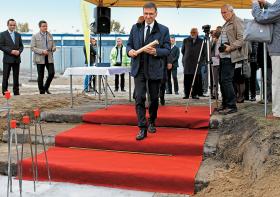 Piotr Grzymowicz, obecny prezydent miasta, podczas inauguracji budowy zajezdni. Tramwaje to jego flagowa inwestycja.