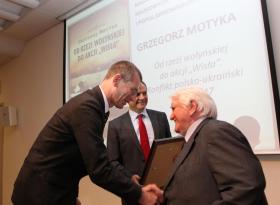 Gratulacje od prof. Wojciecha Wrzesińskiego odbiera laureat w dziale prac naukowych i popularnonaukowych Grzegorz Motyka.