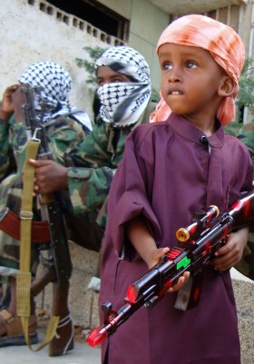 Według organizacji międzynarodowych Al-Szabab werbuje dzieci do swoich milicji. Już ośmiolatki dostają broń do ręki, dzieci poddawane są chłostom, karnym amputacjom i egzekucjom.