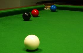 Snooker to nazwa gry bilardowej, której celem jest wbicie do kieszeni stołu różnokolorowych bil w odpowiedniej kolejności i jednocześnie uniemożliwienie tego przeciwnikowi.