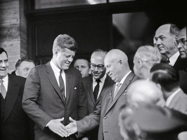 John F. Kennedy, prezydent USA (z lewej) i Nikita Chruszczow, pierwszy sekretarz Komunistycznej Partii Związku Radzieckiego, podczas spotkania w ambasadzie USA w Wiedniu, czerwiec 1961 r.