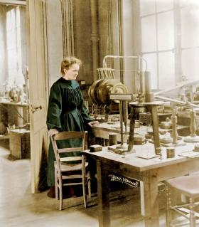 Maria Skłodowska-Curie w swoim laboratorium
