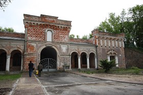 Brama Lubelska (widziana od środka twierdzy), w niej muzeum prowadzone przez Towarzystwo Przyjaciół Dęblina