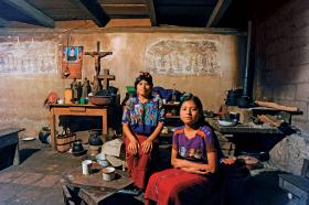 Maria, żona don Lucasa, i jedna z jego córek w głównej izbie ich domu. Pogańska scena malowidła ściennego sąsiaduje tu z symbolami zwycięskiej religii chrześcijańskiej.