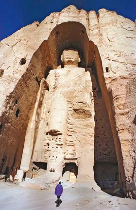 Zniszczony posąg Buddy w Bamian w Afganistanie.