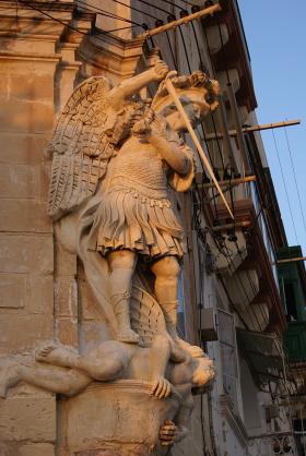 Nawet w bocznej uliczce Sanglei, z dala od oczu turystów, można znaleźć taki rarytas – rzeźbę przedstawiającą walkę archanioła Michała z szatanem.