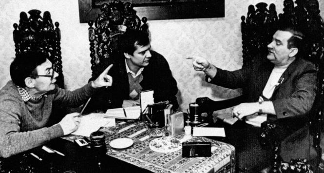 1989 r. Z Lechem Wałęsą rozmawiają Jerzy Baczyński i Marian Turski.