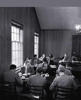 Uczeni dyskutujący w stołówce IAS w Princeton, 1947 r.