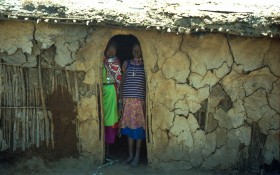 Masajski dom z bliska.