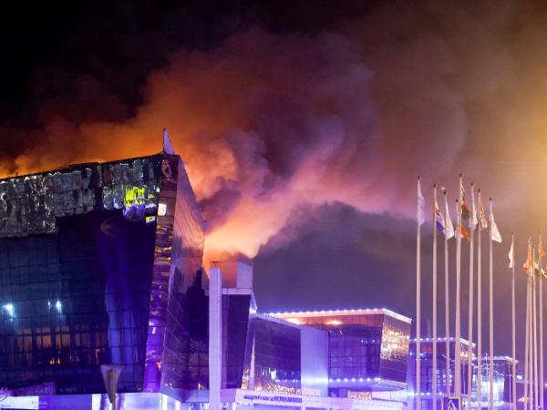 Zamaskowani mężczyźni otworzyli ogień w sali koncertowej Crocus City Hall w Krasnogorsku na obrzeżach Moskwy. 22 marca 2024 r.