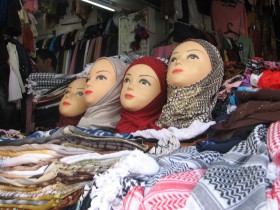 Do wyboru i koloru - hidżaby na targu w Damaszku.