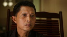 Po nakręceniu 300 godzin materiału Adi Zulkandry, jedyny żyjący członek oddziału egzekucyjnego Anwara, zorientował się, jakie konsekwencje może wywołać film. Zrozumiał, że obnażenie propagandy, która z zabijania komunistów uczyniła mit założycielski, zmieni całkowicie historię Indonezji – Joshua Oppenheimer.