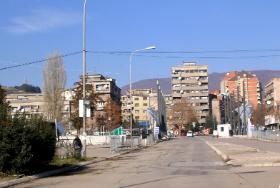 Mitrovica. Miasto jest podzielone na część serbską i albańską. Granicę stanowi rzeka Ibar. Na zdjęciu most nad nią.